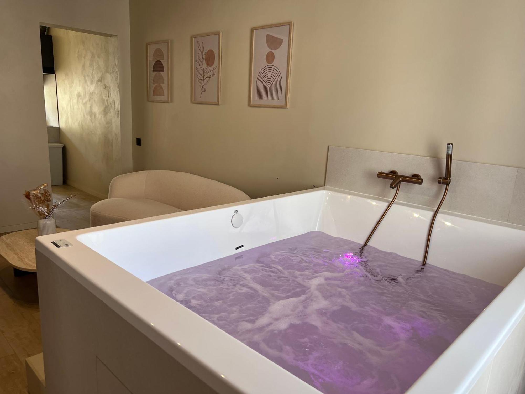 Harmony Room Suite Avec Balneo Angers Exterior photo