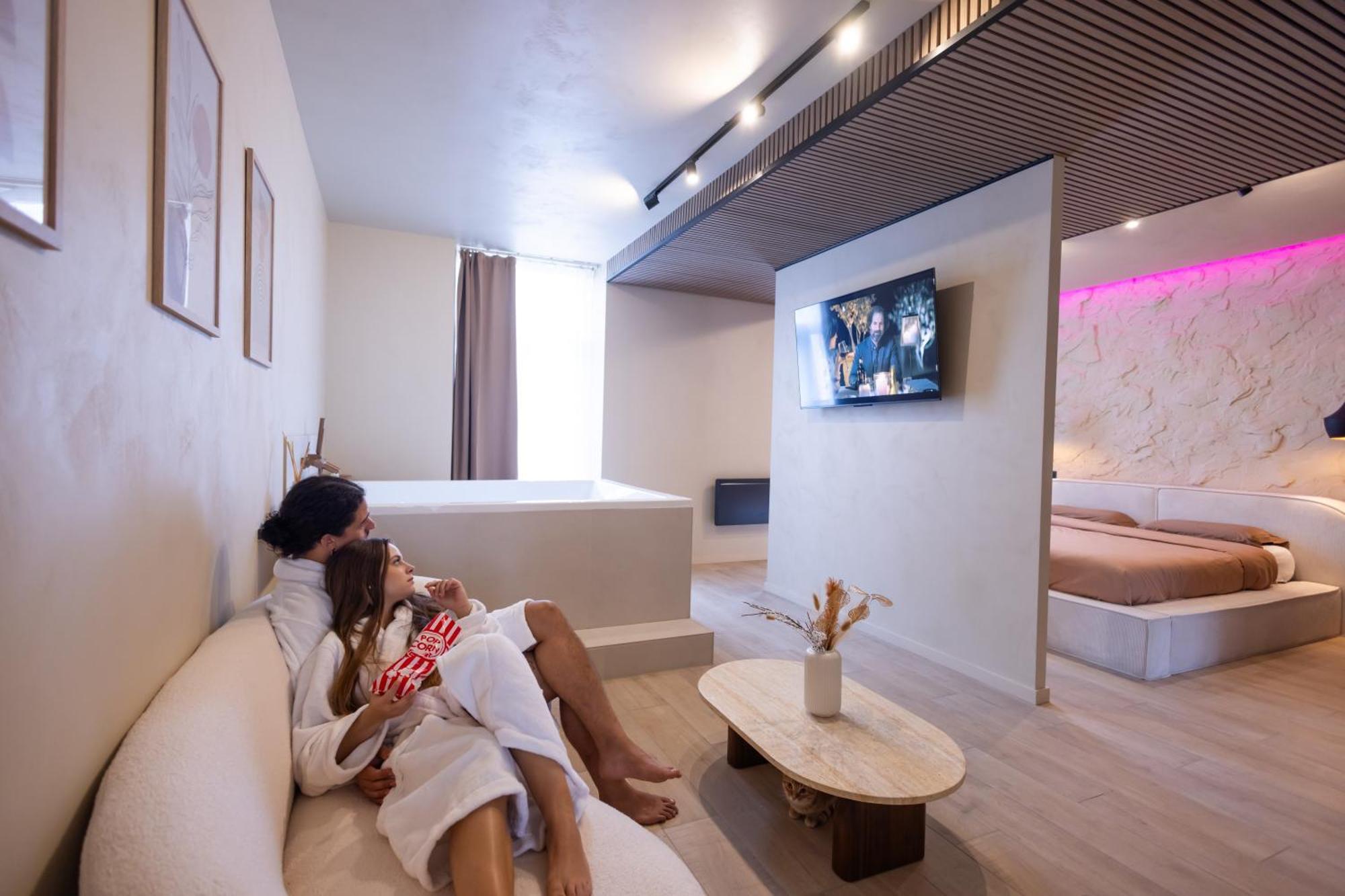 Harmony Room Suite Avec Balneo Angers Exterior photo